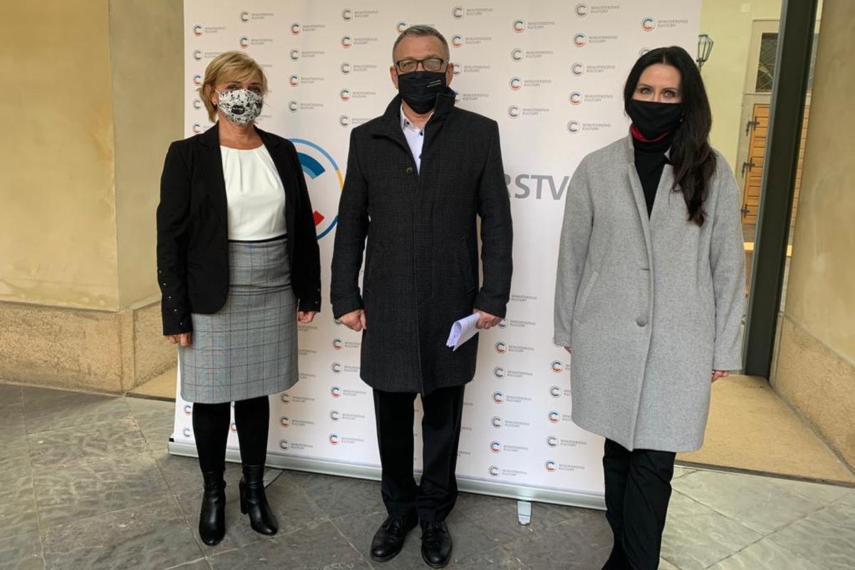 Zleva Jitka Tejnorová, jednatelka, DMC management consulting, Lubomír Zaorálek, ministr kultury ČR, Alicja Knast, nová ředitelka Národní galerie